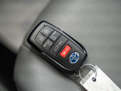 Used 2025 Toyota Sienna XLE FWD image 48