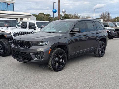 New 2025 Jeep Grand Cherokee Altitude RWD image 9