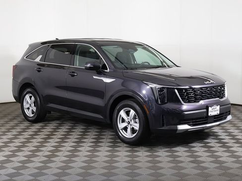 Used 2025 Kia Sorento LX image 2