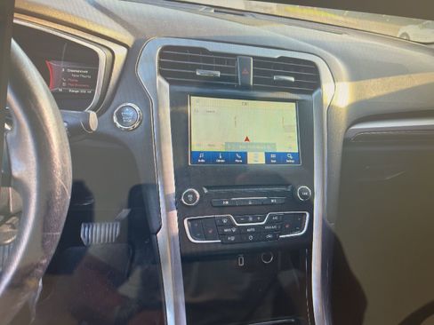 Used 2018 Ford Fusion SE w/ Equipment Group 602A image 9