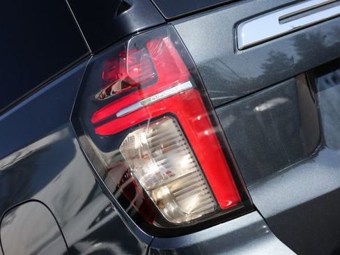 Used 2021 Chevrolet Suburban LT w/ Luxury Package image 20