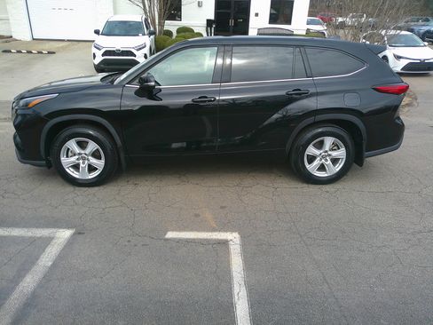 Used 2022 Toyota Highlander LE image 8