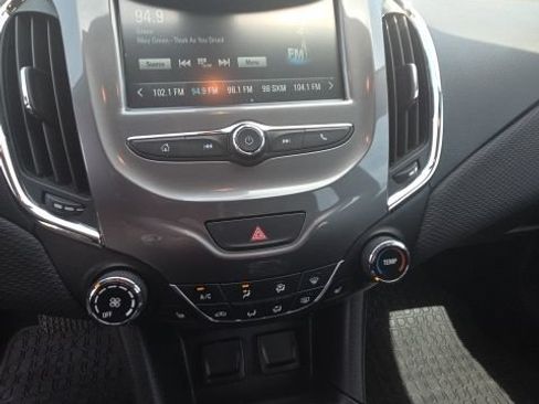 Used 2018 Chevrolet Cruze LT w/ Convenience Package FWD image 7