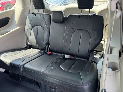Used 2021 Chrysler Pacifica Touring-L FWD image 11