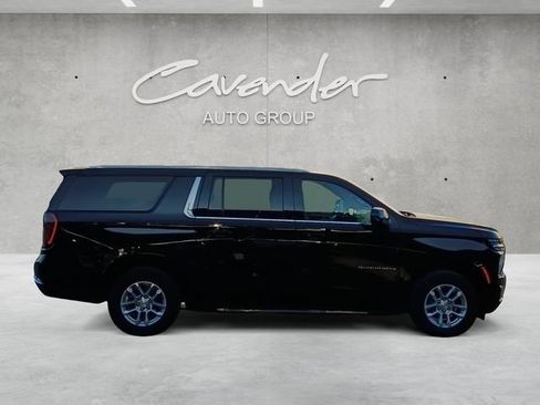 Used 2025 Chevrolet Suburban LT RWD image 17