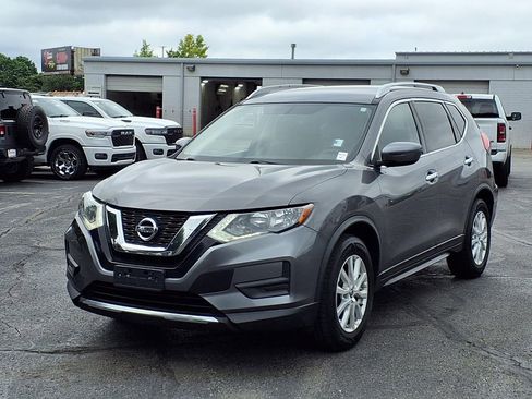 Used 2017 Nissan Rogue SV FWD image 2