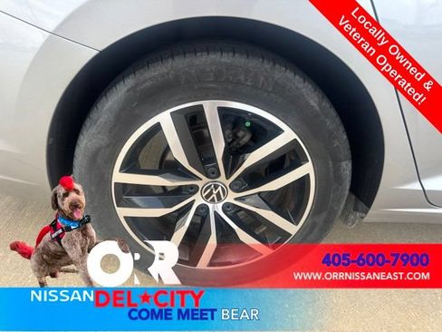 Used 2025 Volkswagen Jetta SE FWD image 9