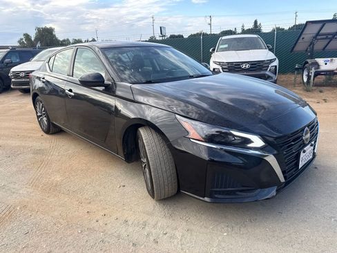 Used 2023 Nissan Altima 2.5 SV FWD image 3
