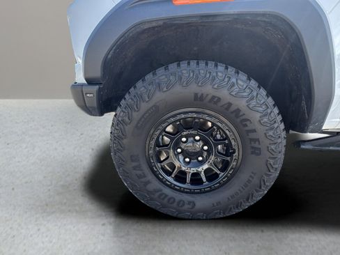 Used 2024 GMC Canyon AT4X w/ AT4X AEV Edition image 32