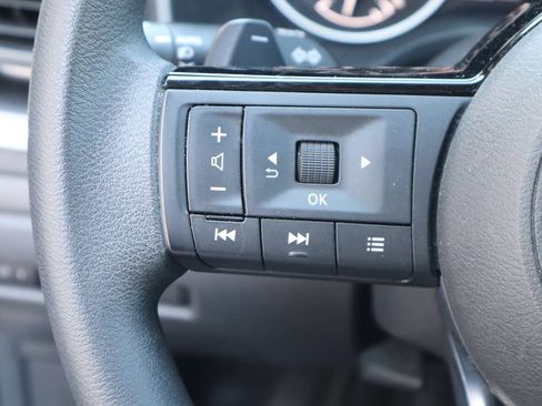 Used 2023 Nissan Rogue SV FWD image 12