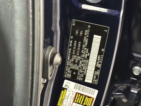 Used 2025 Toyota Highlander XLE FWD image 30