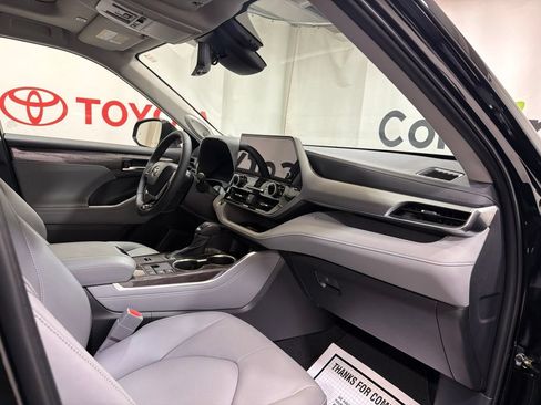 Used 2026 Toyota Highlander Platinum AWD/4WD image 13