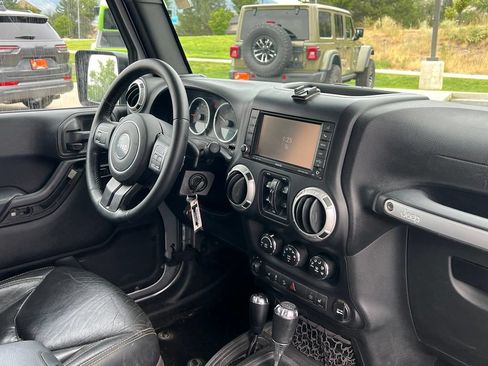 Used 2015 Jeep Wrangler Unlimited Rubicon w/ Dual Top Group AWD/4WD image 18