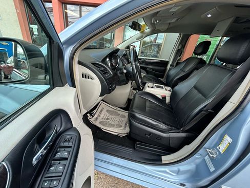 Used 2016 Chrysler Town & Country Touring FWD image 8