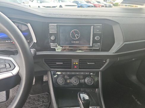 Used 2023 Volkswagen Jetta SE image 17