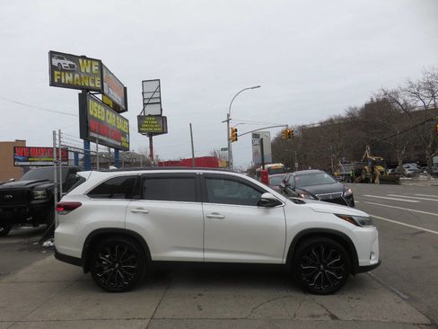 Used 2019 Toyota Highlander SE image 9