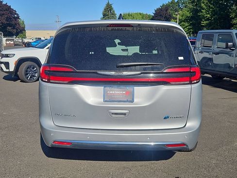 Certified 2023 Chrysler Pacifica Touring-L FWD image 6