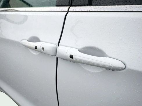 Used 2024 Chrysler Pacifica Touring-L image 11