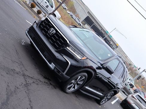 Certified 2023 Honda Pilot Black Edition image 3