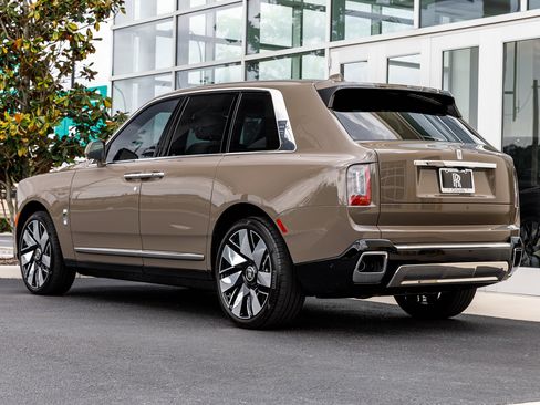 Certified 2025 Rolls-Royce Cullinan AWD/4WD image 11