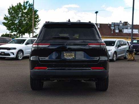 Used 2024 Jeep Grand Cherokee Limited w/ Luxury Tech Group II AWD/4WD image 11