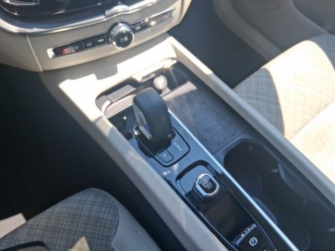 Used 2022 Volvo XC60 B5 Momentum image 25
