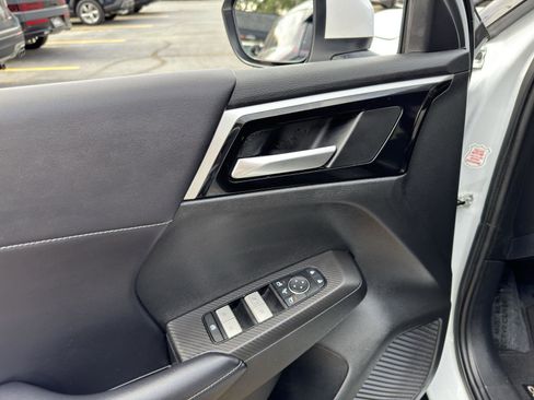 Used 2024 Mitsubishi Outlander SE image 24