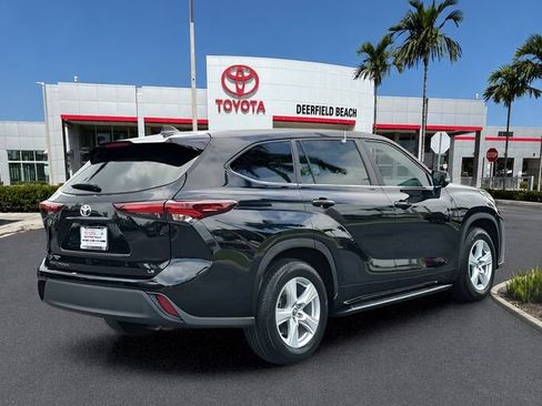 Certified 2024 Toyota Highlander LE FWD image 4