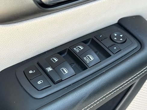 Used 2023 Chrysler Pacifica Touring-L FWD image 20