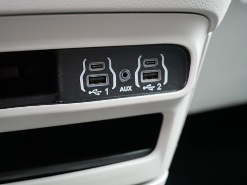 Used 2024 Chrysler Pacifica Touring-L FWD image 31