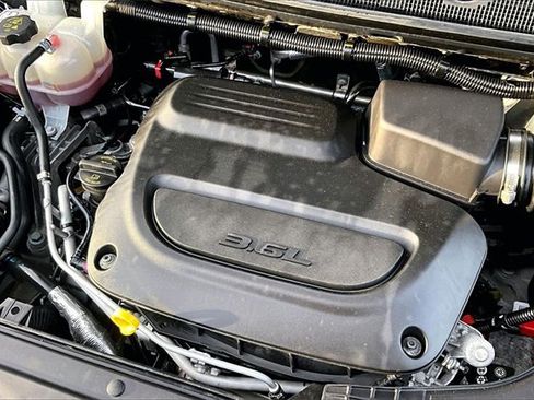 Used 2024 Chrysler Pacifica Touring-L image 32