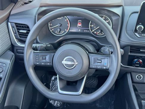 Used 2023 Nissan Rogue SV image 18