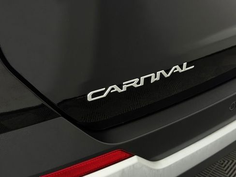 Used 2025 Kia Carnival EX image 12