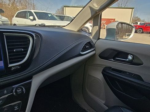 Used 2022 Chrysler Pacifica Touring-L image 23