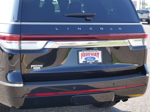 Used 2024 Lincoln Navigator Premiere image 10
