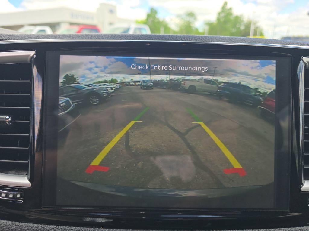 Used 2023 Chrysler Pacifica Touring-L FWD image 33