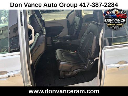 Certified 2024 Chrysler Pacifica Touring-L image 21