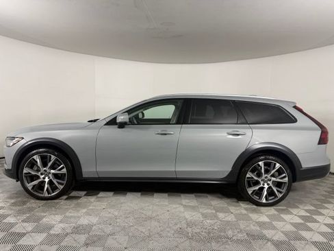 Used 2025 Volvo V90 B6 Cross Country Ultra w/ Climate Package AWD/4WD image 3