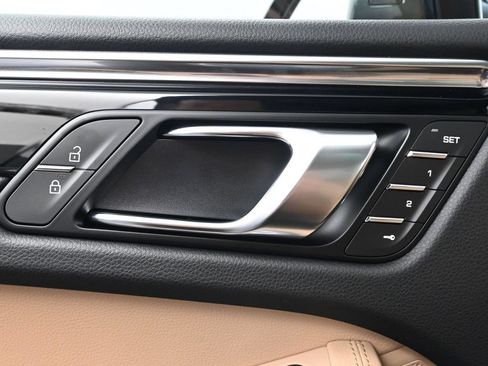 Used 2026 Porsche Macan AWD/4WD image 18