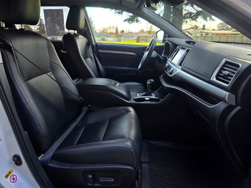 Used 2019 Toyota Highlander XLE image 21