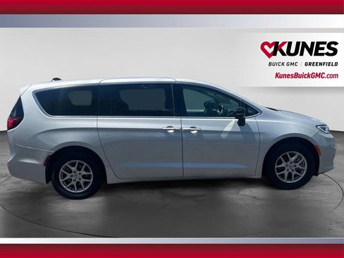 Used 2024 Chrysler Pacifica Touring-L FWD image 4