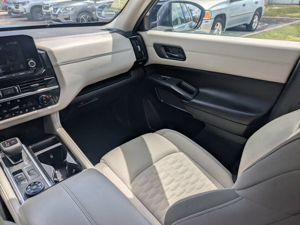 Used 2025 Nissan Pathfinder SV AWD/4WD image 17
