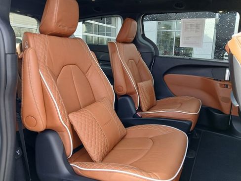 Used 2025 Chrysler Pacifica Pinnacle FWD image 18