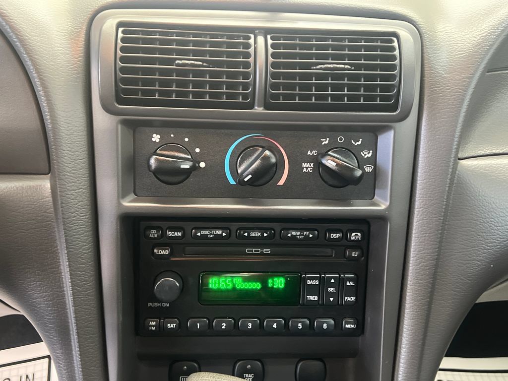 Used 2004 Ford Mustang Convertible RWD image 29
