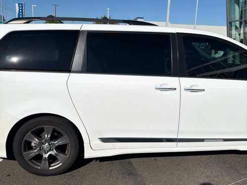 Used 2017 Toyota Sienna SE FWD image 21