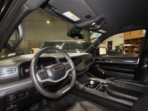 Used 2024 Jeep Wagoneer L Series II w/ Flexible Seating Group AWD/4WD image 9