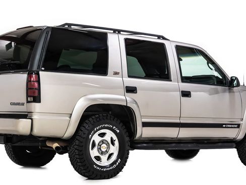 Used 2000 Chevrolet Tahoe Z71 w/ Comfort & Security Pkg AWD/4WD image 4