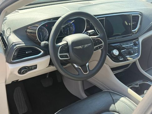 Used 2023 Chrysler Pacifica Limited FWD image 4