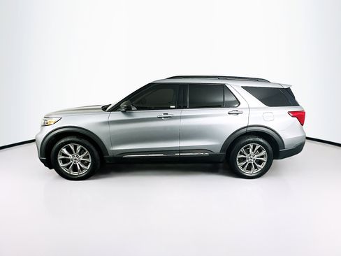 Used 2022 Ford Explorer XLT w/ Equipment Group 202A image 4