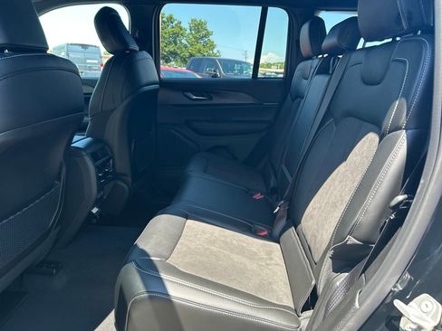 New 2025 Jeep Grand Cherokee Altitude image 23